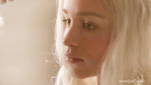 15 belachelijky gifjes van Emilia Clarke - FHM