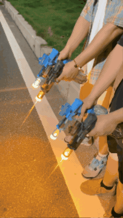 Pistola de agua el&eacute;ctrica en funcionamiento