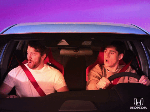 dois amigos ouvindo música no carro