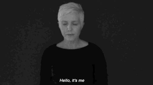 Mujer usando lenguaje de señas con una canción de Adele