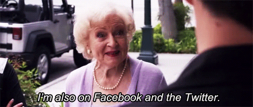 Oude mevrouw met een paarse trui en een parelketting zegt dat ze ook actief is op Facebook en Twitter.