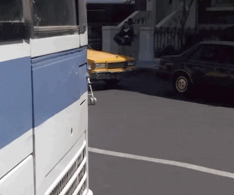 Imagem animada de uma das cenas da série Friends, onde dois personagens correm desesperados atrás de um ônibus.
