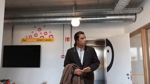 Un mec qui cherche partout dans une salle vide