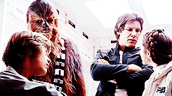 Leia embrassant son frère Like devant Han Solo