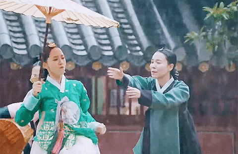 Mặc hanbok cầm dù nhảy hip hop. (Ảnh: Internet)