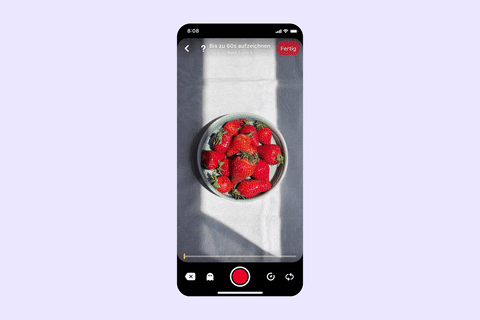Celular muestra la preparación del montaje de una foto de un plato de fresas con un fondo liso.- Blog Hola Telcel