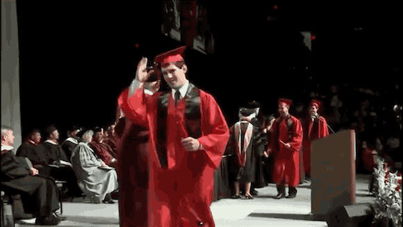 Pendant sa remise de diplôme il tente un salto pour célébrer l'occasion.