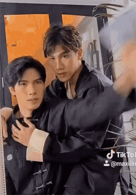 Trào lưu "lau gương biến hình" phiên bản lầy của MaxTul. (Ảnh: Internet) Trào lưu "lau gương biến hình" phiên bản lầy của MaxTul. (Ảnh: Internet)