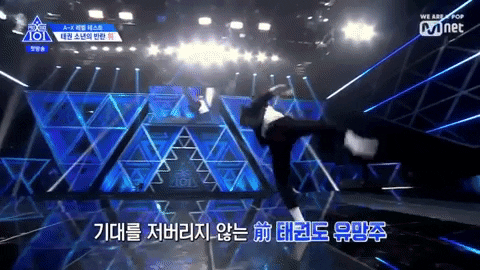 Trong màn nhảy tự do của mình, anh chàng đã có một cú đá xoay trên không vô cùng ấn tượng (GIF: Mnet)