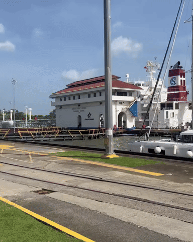navio atravessanto o canal do panamá
