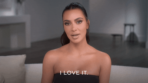 Kim Kardashian sentada en su sala mientras dice que ama el hecho de que Google y Apple trabajen en conjunto para hacer que sus tiendas estén disponibles para todos los usuarios.- Blog Hola Telcel