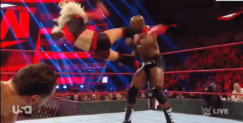 WWE RAW (20 de enero 2020) | Resultados en vivo | Andrade vs. Rey Mysterio en escaleras 46