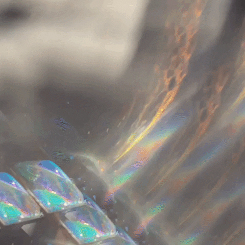 Light refraction in a dichoic chillum is what causes it to change color.