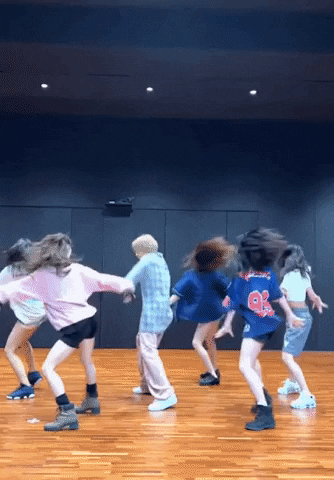 Ви из BTS присоединился к NewJeans для танцевального челленджа в TikTok