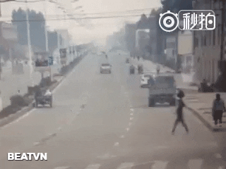 Притичваща жена на метри след пешеходна пътека при пресичане блъсва скутер, опитващ се да я заобиколи, вместо да намали