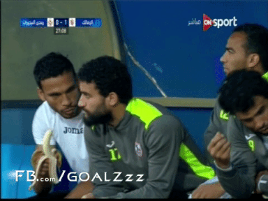 باسم مرسي وشوقي السعيد متواجدين على مقاعد البدلاء خلال المباراة، فأمسك الأخير بثمرة موز وقام بالمزاح مع باسم يوسف قبل أن يتقاسما تناولها