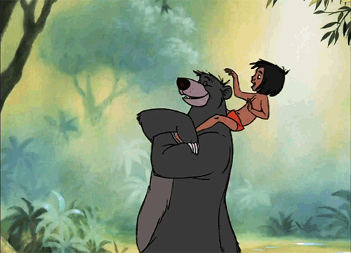Escena de El Libro de la Selva, Mowgli abrazando a Baloo