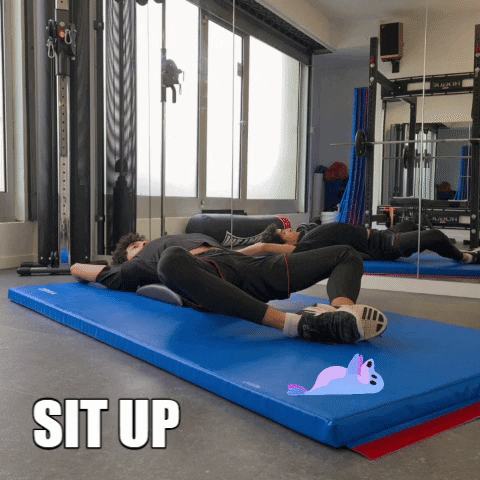 Le sit up, exécuté par un coach sportif sur un tapis de gym.