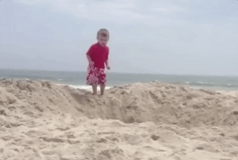 niño abentandose a un pozo de arena