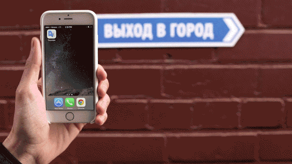 Un hombre usando su móvil para traducir un texto con la cámara