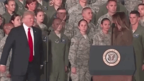 Трамп не умеет жать руку, и последнее его рукопожатие доказывает это Трамп и его рукопожатие, мелания дональд трамп новости, мелания и дональд трамп, трамп не умеет жать руку