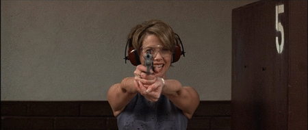Annette Bening con pistola