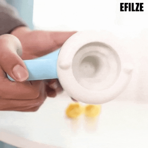 EFILZE | LIFE HACKS - Take the hassle out of cleaning your pet's paws with our portable dog paw cleaner cup