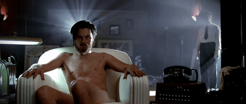 Un critico de cine moderado. Ve la pelicula y se vuelve a casa con la parienta