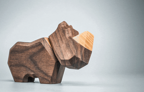 Sød næsehornsfigur i træ fra FableWood