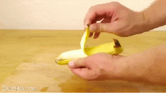 Banana é descascada e fatiada. Depois é colocada junto a outras frutas.