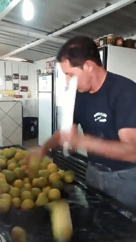 cuisinier découpant du citron
