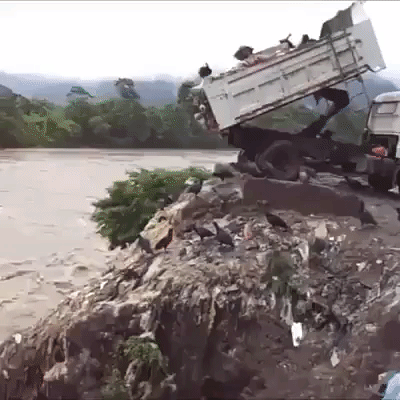Kamion v reko odlaga smeti
