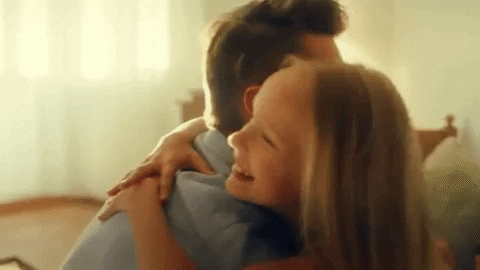Pai e filha se abraçam com carinho,  no artigo mensagens para o dia dos pais