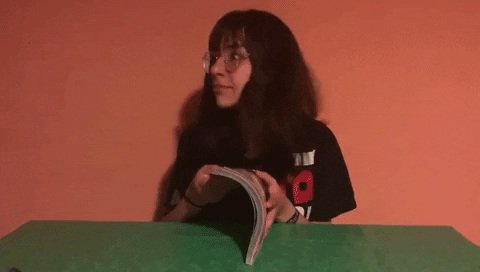 Estudiar horas y horas no es divertido. Estudiar mucho cansa la vista.