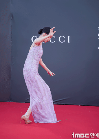 Шин Хён Бин дважды упала на красной дорожке «Baeksang Arts Awards», но справилась с ситуацией с улыбкой и изяществом 5 Шин Хён Бин дважды упала на красной дорожке «Baeksang Arts Awards», но справилась с ситуацией с улыбкой и изяществом