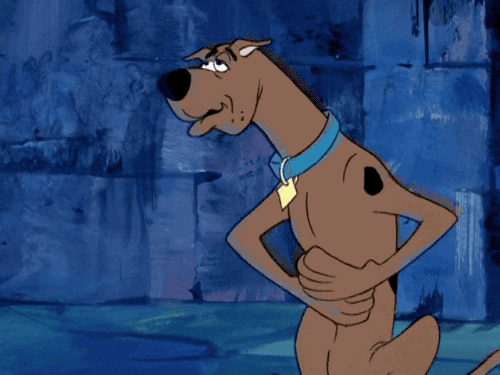 Perrito Scooby Doo con cara de sentirse mal y con las patitas en su barriga.