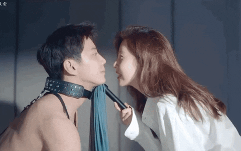 Love and Leashes vẫn là một bộ phim hài lãng mạn hơn là một BDSM táo bạo.  (Ảnh: Internet)