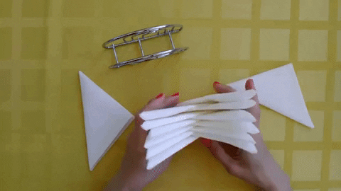 Как красиво сложить салфетки для сервировки стола бумажные поэтапно (68 фото)