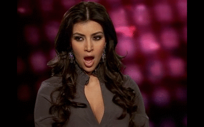 Gif mostrando várias fotografias de Kim Kardashian bocejando em seu programa Keeping Up With The Kardashians.