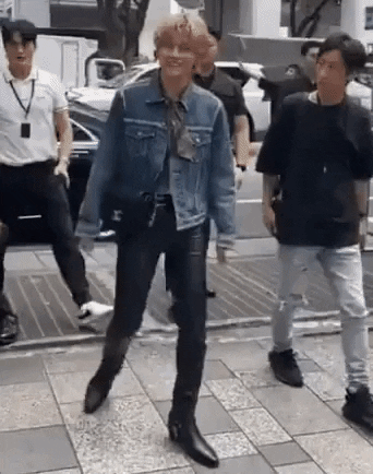 11 неотредактированных видео и фото с Ви из BTS в Японии, которые показывают, как он выглядит в реальной жизни