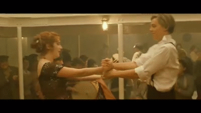 Escena de Titanic donde Rose y Jack bailan cogidos de las manos dando vueltas.