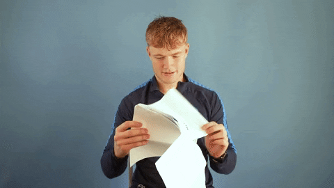 Candidat care citește atent documentele înainte de a completa dosarul
