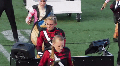 пианистка с безумным взглядом, пианистка вселился демона, пианистка одержимая бесами