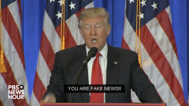 Donald Trump qui pointe du doigt en disant "you are fake news"