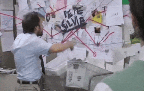 Escena de Always Sunny in Philadelphia con Charlie y su tablero de conspiración
