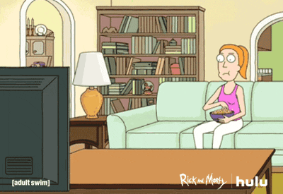 Summer, da série Rick e Morty, assistindo TV e comendo pipoca
