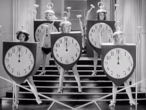 5 žensk, oblečenih v ure, ki se premikajo levo desno