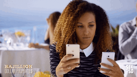 garota-usando-dois-celulares-ao-mesmo-tempo-whatsapp