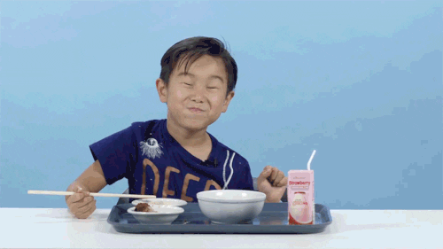 niño japonés desayunando y bailando