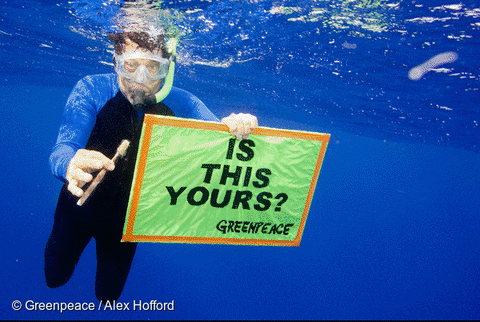 Prikazi plastičnih odpadkov v oceanih z napisi Je to tvoje?